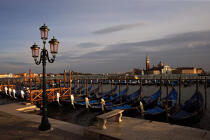 Gondoles à Venise. © Philip Plisson / Plisson La Trinité / AA11551 - Nos reportages photos - Bateau à rames