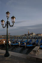 Gondoles à Venise. © Philip Plisson / Plisson La Trinité / AA11552 - Nos reportages photos - Bateau à rames