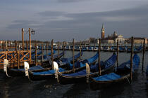 Gondoles à Venise. © Philip Plisson / Plisson La Trinité / AA11553 - Nos reportages photos - Bateau à rames