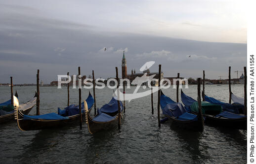 Gondoles à Venise. - © Philip Plisson / Plisson La Trinité / AA11554 - Nos reportages photos - Ciel