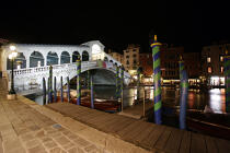 Le pont Rialto de nuit. © Philip Plisson / Plisson La Trinité / AA11556 - Nos reportages photos - Venise