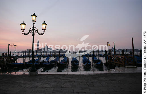 Gondolas in Venice. - © Philip Plisson / Plisson La Trinité / AA11573 - Photo Galleries - Venice