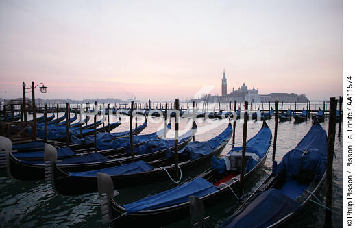 Gondolas in Venice. - © Philip Plisson / Plisson La Trinité / AA11574 - Photo Galleries - Venice