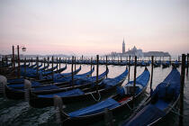 Gondoles à Venise. © Philip Plisson / Plisson La Trinité / AA11574 - Nos reportages photos - Bateau à rames