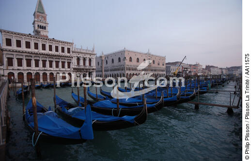 Gondoles in front of the Doge's Palace in Venice. - © Philip Plisson / Plisson La Trinité / AA11575 - Photo Galleries - Venice like never seen before