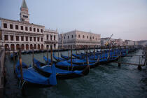 Gondoles devant le Palais des Doges à Venise. © Philip Plisson / Plisson La Trinité / AA11575 - Nos reportages photos - Venise