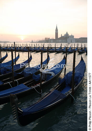 Gondoles in Venice. - © Philip Plisson / Plisson La Trinité / AA11577 - Photo Galleries - Gondola
