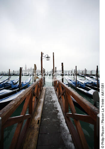 Gondolas under snow. - © Philip Plisson / Plisson La Trinité / AA11581 - Photo Galleries - Ponton