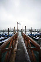 Gondoles sous la neige. © Philip Plisson / Plisson La Trinité / AA11581 - Nos reportages photos - Venise