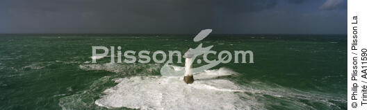 Herpin en face de la pointe du Grouin. - © Philip Plisson / Plisson La Trinité / AA11590 - Nos reportages photos - Phare [35]