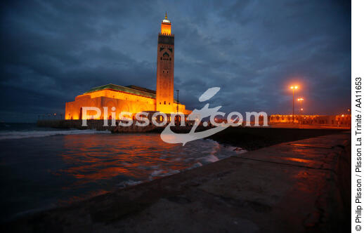 La Mosquée Hassan II à Casablanca. - © Philip Plisson / Plisson La Trinité / AA11653 - Nos reportages photos - Ciel gris
