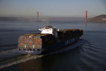 Container ships in the San-Francisco bay © Philip Plisson / Plisson La Trinité / AA11660 - Photo Galleries - CMA CGM Marco Polo