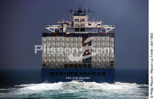 Container ships in the Rail of Ouessant. - © Philip Plisson / Plisson La Trinité / AA11663 - Photo Galleries - Calm sea