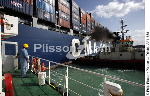 Porte-conteneurs à Malte. - © Philip Plisson / Plisson La Trinité / AA11668 - Nos reportages photos - Les couleurs de Malte