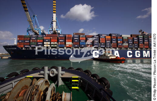 Porte-conteneurs à Malte. - © Philip Plisson / Plisson La Trinité / AA11670 - Nos reportages photos - Ciel