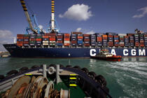 Container ships In Malta. © Philip Plisson / Plisson La Trinité / AA11670 - Photo Galleries - Colours of Malta