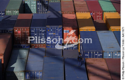Porte-conteneurs à Malte. - © Philip Plisson / Plisson La Trinité / AA11671 - Nos reportages photos - Porte-conteneurs, la démesure