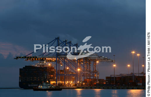 Container ships In Malta. - © Philip Plisson / Plisson La Trinité / AA11676 - Photo Galleries - Night