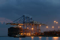 Container ships In Malta. © Philip Plisson / Plisson La Trinité / AA11676 - Photo Galleries - Containership
