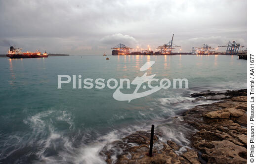 Container ships In Malta. - © Philip Plisson / Plisson La Trinité / AA11677 - Photo Galleries - Malta