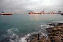 Porte-conteneurs à Malte. © Philip Plisson / Pêcheur d’Images / AA11677 - Nos reportages photos - Les couleurs de Malte
