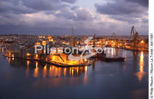 Sight of the ramparts of Valletta. - © Philip Plisson / Plisson La Trinité / AA11681 - Photo Galleries - Cloud