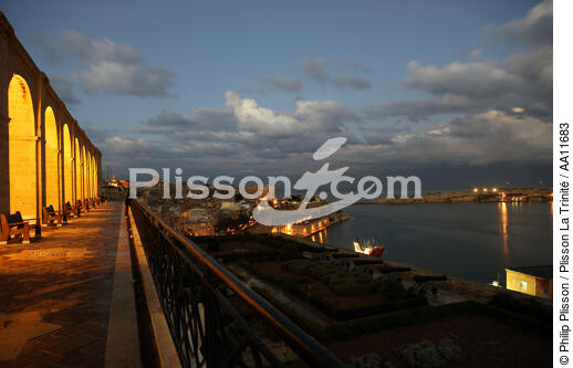 La Valette de nuit. - © Philip Plisson / Plisson La Trinité / AA11683 - Nos reportages photos - Ville [Malte]