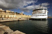 Port de Malte. © Philip Plisson / Plisson La Trinité / AA11689 - Nos reportages photos - Ciel bleu