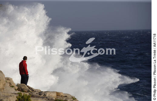 Côte sauvage de Malte. - © Philip Plisson / Plisson La Trinité / AA11718 - Nos reportages photos - Ciel gris