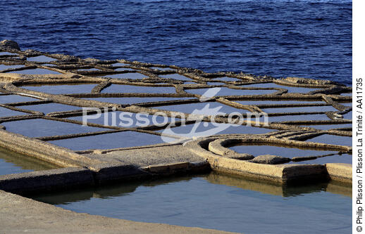 Saltworks on Gozo island. - © Philip Plisson / Plisson La Trinité / AA11735 - Photo Galleries - Calm sea