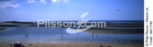 Men Du beach. - © Philip Plisson / Plisson La Trinité / AA11749 - Photo Galleries - Blue sky