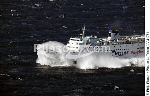 Ferry en Grèce. - © Philip Plisson / Plisson La Trinité / AA11764 - Nos reportages photos - Ferry