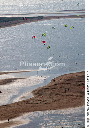 Sky surf à Ouistreham. - © Philip Plisson / Plisson La Trinité / AA11787 - Nos reportages photos - Calvados