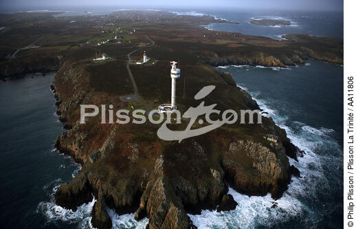 Le phare du Stiff. - © Philip Plisson / Plisson La Trinité / AA11806 - Nos reportages photos - Rocher