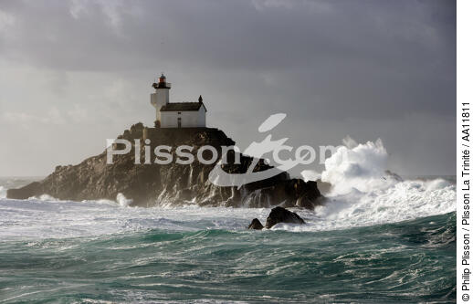 Le phare de Tevennec. - © Philip Plisson / Plisson La Trinité / AA11811 - Nos reportages photos - Ciel gris