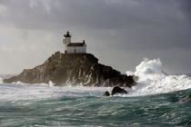 Le phare de Tevennec. © Philip Plisson / Plisson La Trinité / AA11811 - Nos reportages photos - Ecume