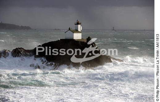 Le phare de Tevennec. - © Philip Plisson / Plisson La Trinité / AA11813 - Nos reportages photos - Rocher
