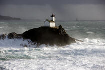 Le phare de Tevennec. © Philip Plisson / Plisson La Trinité / AA11813 - Nos reportages photos - Ciel gris