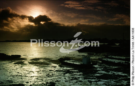 Pontons ostréicoles dans la rivière de Crac'h. - © Philip Plisson / Plisson La Trinité / AA11838 - Nos reportages photos - Ciel gris