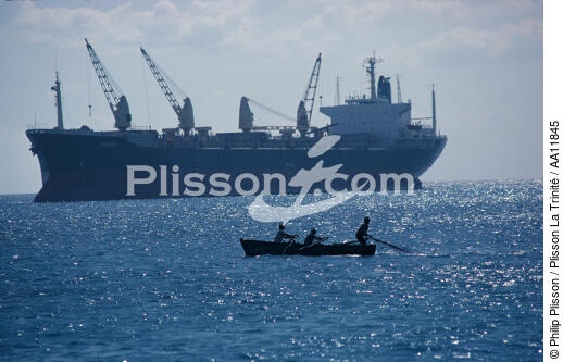 Maritime transport. - © Philip Plisson / Plisson La Trinité / AA11845 - Photo Galleries - Blue sky