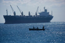 Maritime transport. © Philip Plisson / Plisson La Trinité / AA11845 - Photo Galleries - Small boat