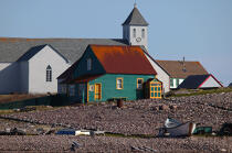 Petite église à Saint Pierre et Miquelon. © Philip Plisson / Plisson La Trinité / AA11850 - Nos reportages photos - Ciel bleu