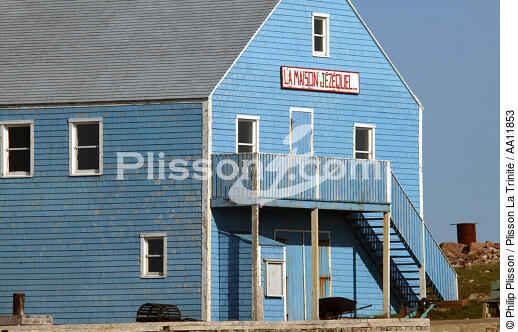 House on Saint Pierre et Miquelon. - © Philip Plisson / Plisson La Trinité / AA11853 - Photo Galleries - Blue sky