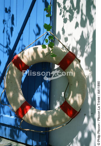 Bouée de sauvetage en décoration sur une fenêtre. - © Philip Plisson / Plisson La Trinité / AA11890 - Nos reportages photos - Bouée de sauvetage