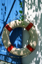 Bouée de sauvetage en décoration sur une fenêtre. © Philip Plisson / Plisson La Trinité / AA11890 - Nos reportages photos - Elément d'un bateau