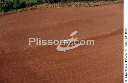 Tracteur dans un champ en Bretagne. - © Philip Plisson / Plisson La Trinité / AA11909 - Nos reportages photos - Tracteur
