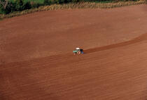 Tracteur dans un champ en Bretagne. © Philip Plisson / Plisson La Trinité / AA11909 - Nos reportages photos - Agriculture