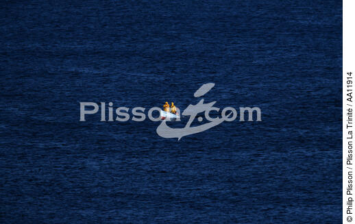 Small boat in sea. - © Philip Plisson / Plisson La Trinité / AA11914 - Photo Galleries - Fishing boat