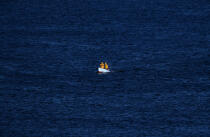 Petit canot en mer. © Philip Plisson / Plisson La Trinité / AA11914 - Nos reportages photos - Mer calme