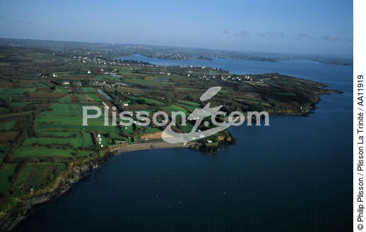 Aerial shot of Brest Harbour. - © Philip Plisson / Plisson La Trinité / AA11919 - Photo Galleries - Blue sky